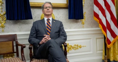 Secretário dos EUA anuncia corte de benefícios fiscais de indocumentados