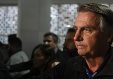 Plano do PL para contornar campanha sem Bolsonaro inclui boneco de papelão e IA
