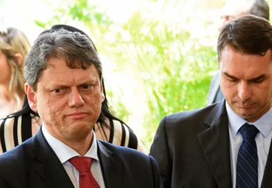 Flávio Bolsonaro diz agora que candidatura é irreversível e que sobrenome é vantagem sobre Tarcísio