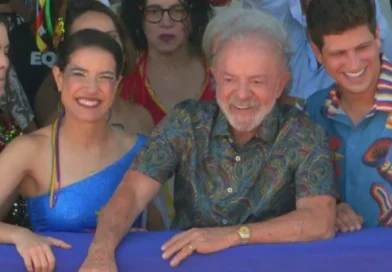 Lula acompanha desfile no Recife ao lado do prefeito João Campos e da governadora Raquel Lyra