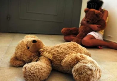 Mãe é presa pela PF por abusar das filhas de 4 e 9 anos, filmar e postar vídeos na dark web