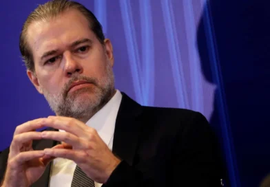 Senador obtém assinaturas para abrir CPI contra Moraes e Toffoli por caso Master