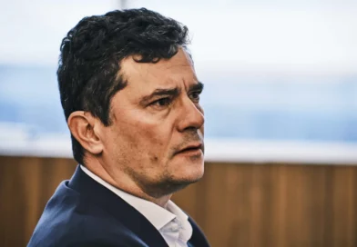 Moro faz acordo com Flávio Bolsonaro para concorrer a governo do Paraná