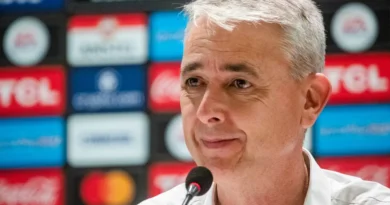 Tiago Nunes leva filho com Síndrome de Down a coletiva de imprensa no Equador