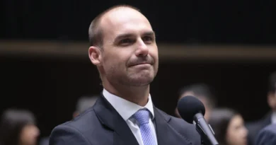 Moraes marca para 14 de abril interrogatório de Eduardo Bolsonaro