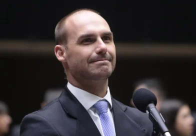 Eduardo Bolsonaro tem 15 dias para se defender em processo da PF por abandono de cargo