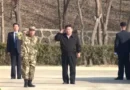 Kim Jong-un assiste enquanto soldados levam marteladas no abdômen; veja