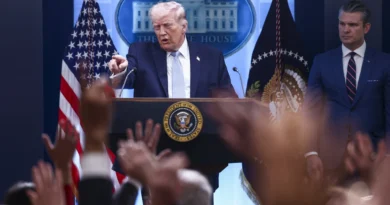 Trump afirma que iranianos “não têm cartas” para negociações exceto Ormuz