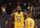 LeBron James é 1º pai a jogar com filho em playoffs da NBA, anota double-double e Lakers ganham
