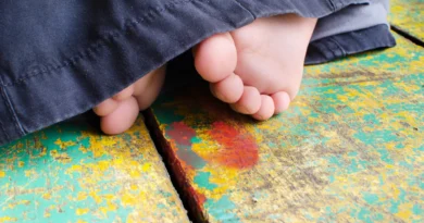 Criança de um ano morre engasgada com unha postiça da mãe