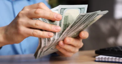 Dólar abre em queda com guerra no Oriente Médio no radar