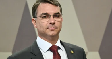 Flávio Bolsonaro busca marqueteiros que evitem radicalização na campanha