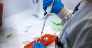 Variante BA.3.2 da Covid oferece baixo risco, mas vigilância deve continuar, dizem especialistas