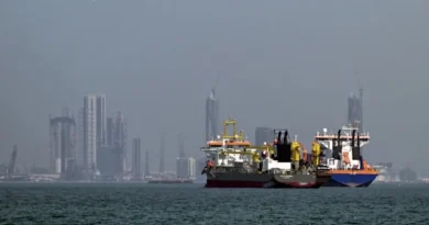 Irã e Trump dizem que Hormuz está aberto, e EUA mantém bloqueio