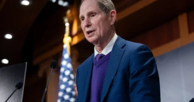 Filho de senador democrata surge em troca de e-mails com Epstein