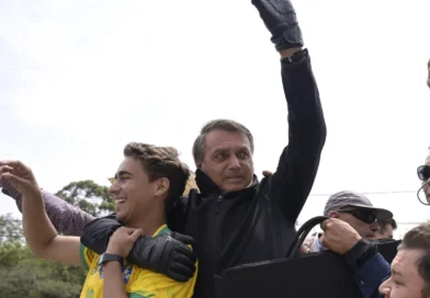 Flávio Bolsonaro diz que postura crítica de Eduardo a Nikolas ‘não é inteligente’