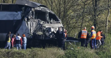 Maquinista de trem morre em colisão com caminhão na França; há 27 feridos