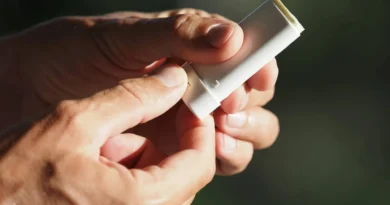 Protetor solar em bastão: veja os pontos de atenção ao usar 