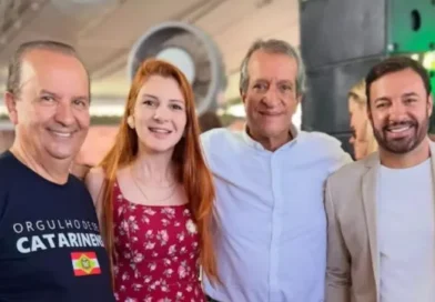 Deputada posa com aliados e “corta” Carlos Bolsonaro de foto; entenda