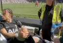 “Vai se fo*”. Estrela do Tottenham sai da maca para reclamar com torcedor