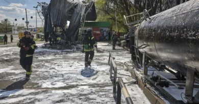 Pelo menos três mortos em ataques russos e Kiev bombardeia petroleiros