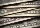 Dólar sobe a R$ 5,06, e bolsa cai com tensão global e ruído político