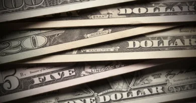 Dólar sobe a R$ 5,06, e bolsa cai com tensão global e ruído político