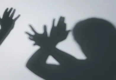 “Tapa, murro e pisava nos dedos”: patroa relata agressões contra grávida