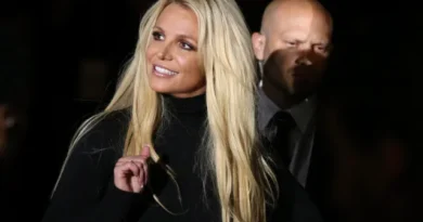 Britney Spears ofereceu lasanha a policiais antes de ser presa sob suspeita de dirigir bêbada