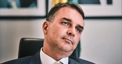 Operação contra Castro agrava cenário em reduto de Flávio Bolsonaro