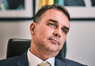 Operação contra Castro agrava cenário em reduto de Flávio Bolsonaro