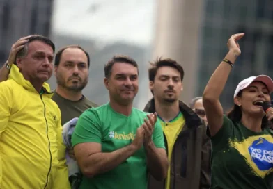 Clã Bolsonaro teve relação com suspeitos de envolvimento no crime organizado; relembre casos