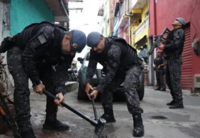 Polícia Militar faz operação para retirar barricadas do tráfico em Paraisópolis