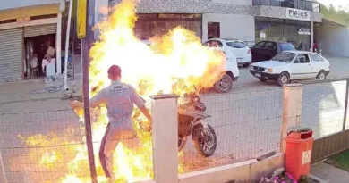 Mulher morre queimada pelo próprio filho ao atear fogo em moto; vídeo