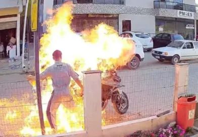Mulher morre queimada pelo próprio filho ao atear fogo em moto; vídeo