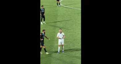 Provocado com gritos por Messi, Cristiano Ronaldo reage com dança; veja