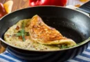 Truque com queijo deixa omelete mais crocante e fácil de virar