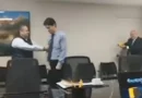 Prefeito provoca revolta após disparar arma de choque contra assessor