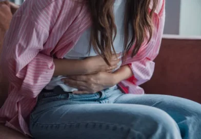 Cólicas menstruais fazem 4 em cada 10 meninas faltarem às aulas no Brasil, diz estudo