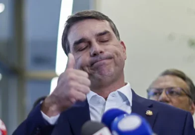 Flávio explora decisão dos EUA como trunfo eleitoral, e aliados de Lula focam ‘Dark Horse’ e soberania