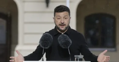 Zelensky chega a Londres para reunião com Starmer, Merz e Macron