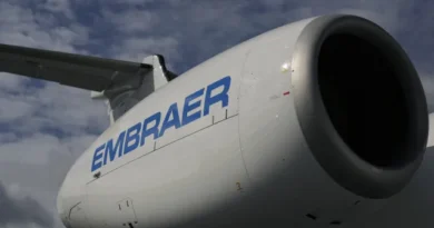 Embraer apresenta 1º dos 24 aviões encomendados pela Latam em acordo de US$ 2,1 bi