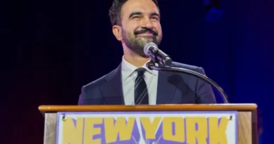 Prefeito de Nova York exalta Sócrates e mobilização social no futebol