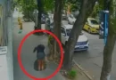 Mulher cai em bueiro no Rio e fica presa após tampa se fechar; veja