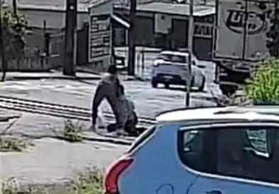 Professora salva homem de atropelamento em ferrovia e relata ‘pavor de trem desde criança’