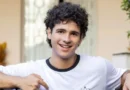 Ator que vive jovem gay em ‘Quem Ama Cuida’ celebra identificação do público