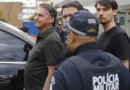 Arma de Jair Bolsonaro é apreendida com militar durante blitz no DF