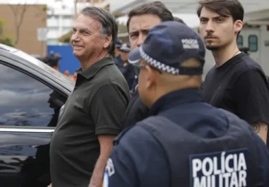 Arma de Jair Bolsonaro é apreendida com militar durante blitz no DF