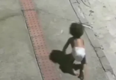 Bebê engatinhando sozinha na rua é salva por motoqueiro no ES