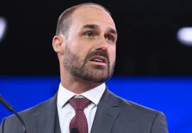 PF encerra processo e decide demitir Eduardo Bolsonaro por abandono de cargo